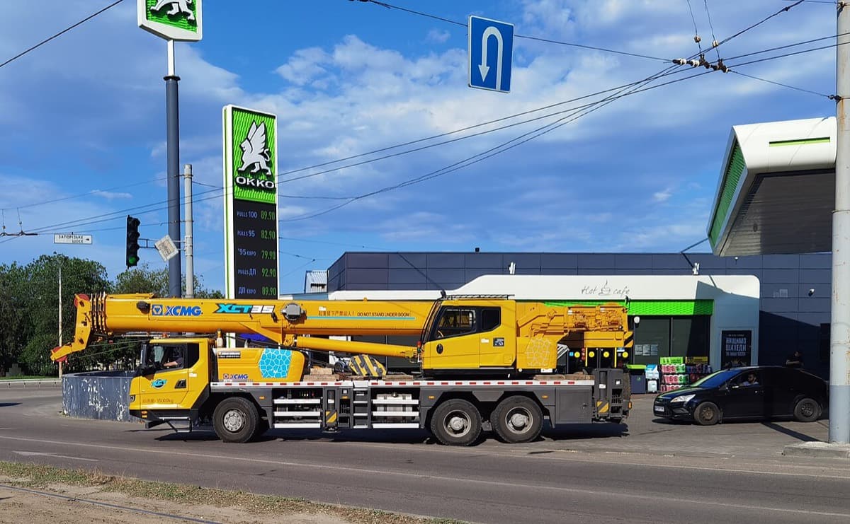 Автокран на перекрёстке