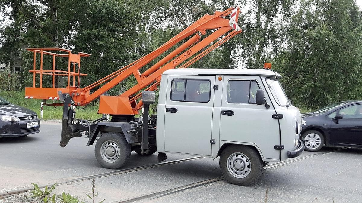 Автовышка с люлькой на стреле