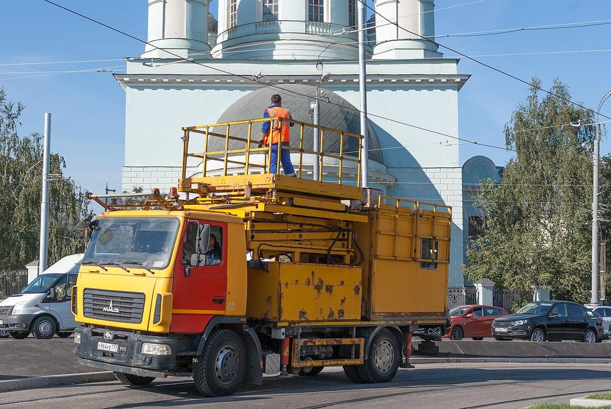 Автовышка с люлькой на стреле
