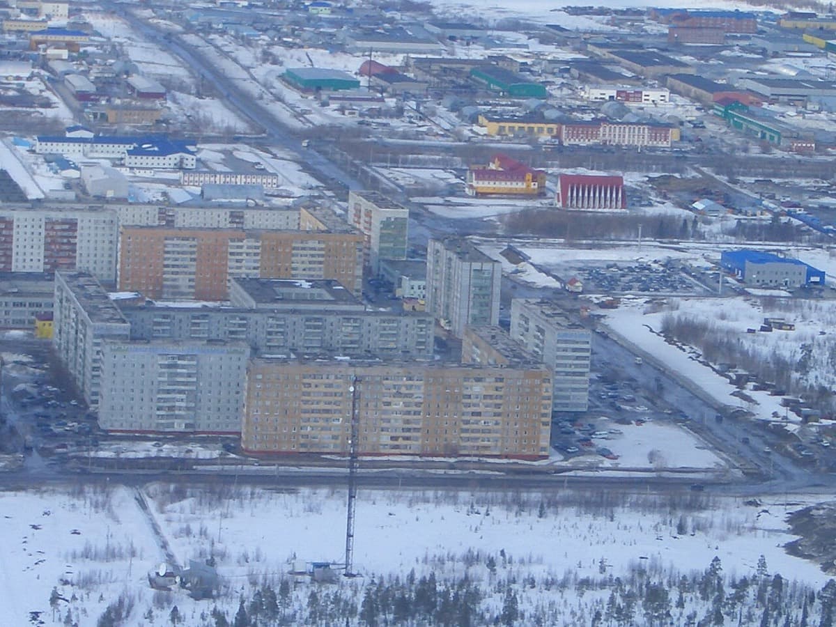Северный город зимой, вид сверху