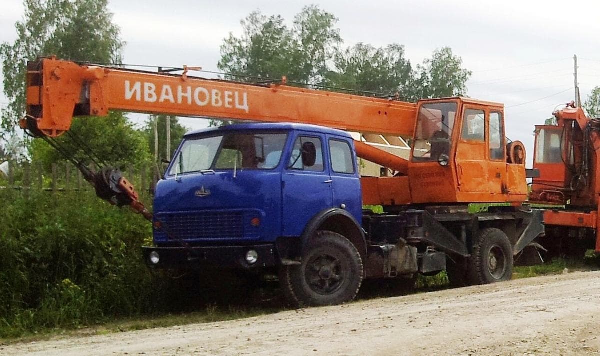 Автокран на городской улице