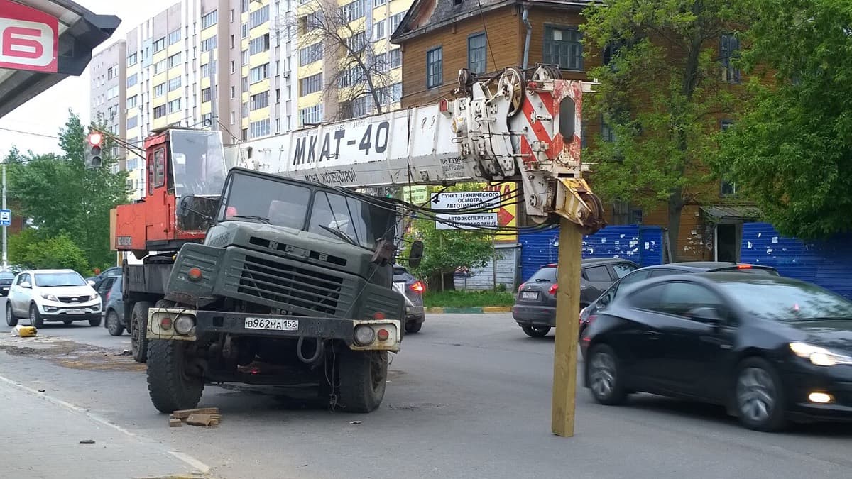 Автокран МКАТ-40 на шасси КрАЗ во дворе