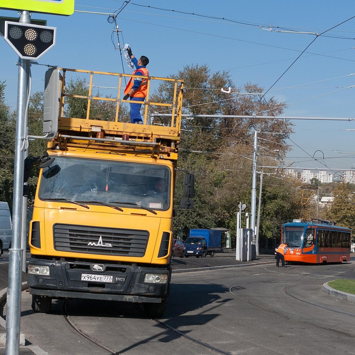 Автовышка с люлькой на стреле