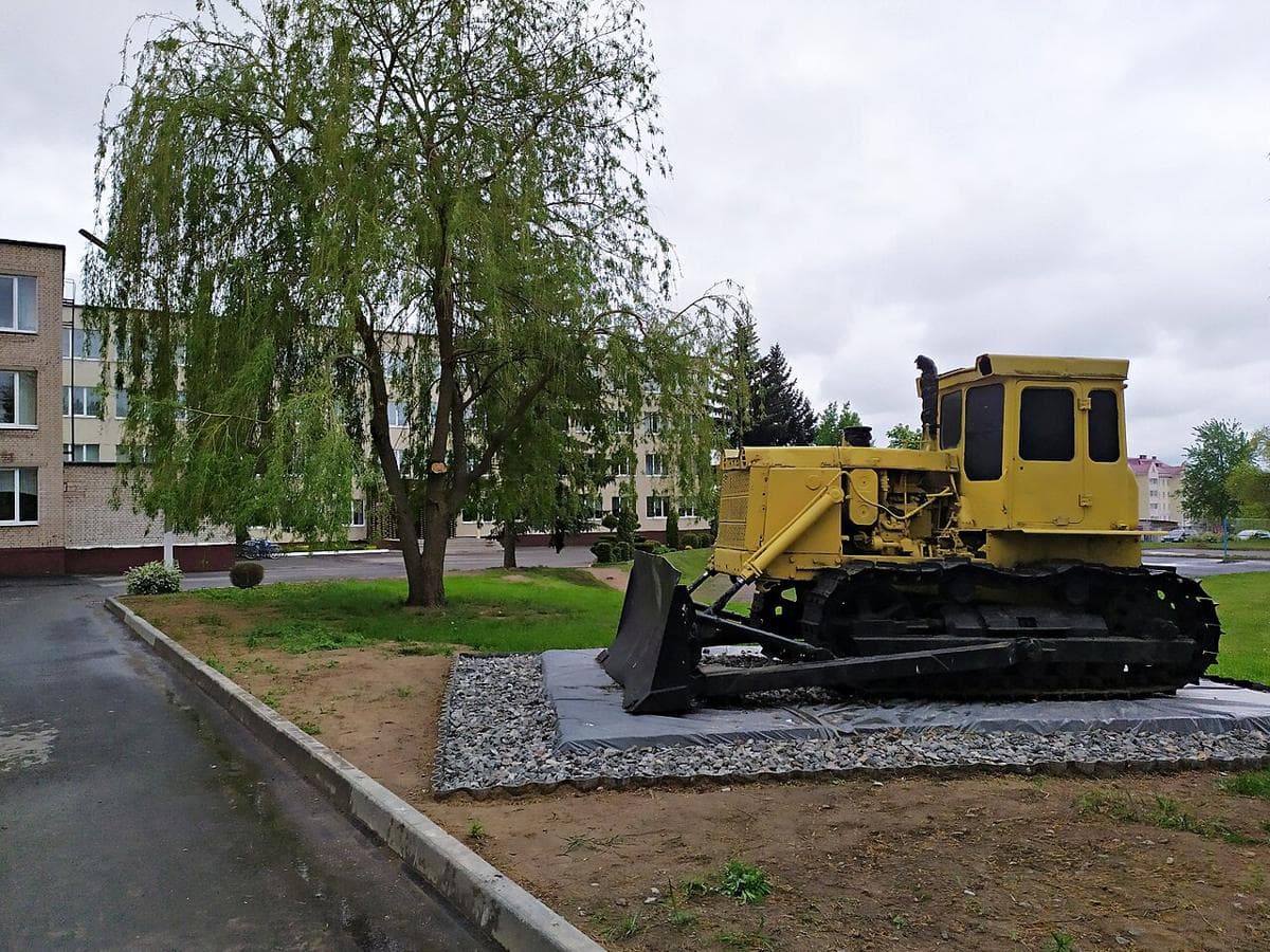 Гусеничная техника с отвалом