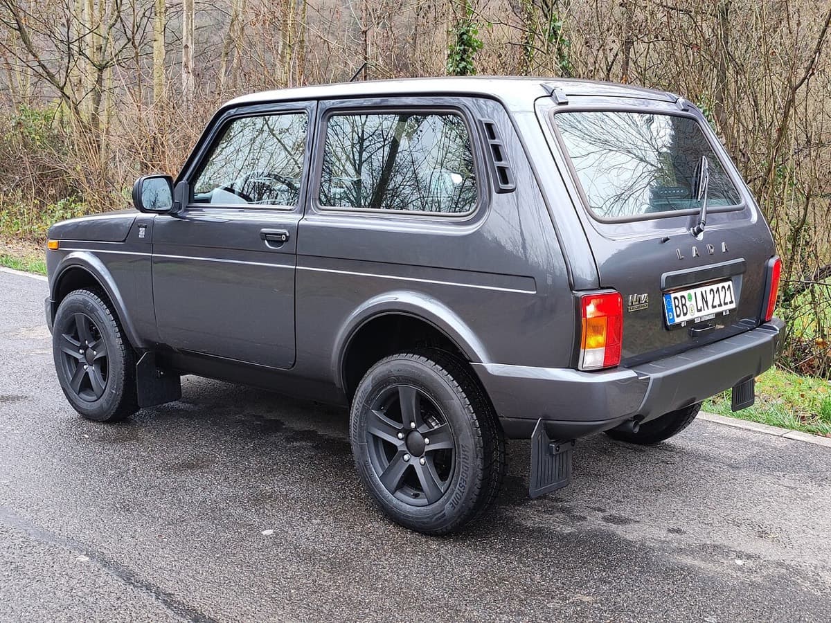 Легковые ТС до 8 мест: Lada Niva на парковке