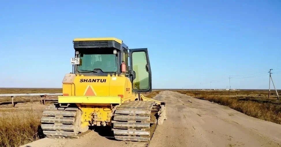 Бульдозер Shantui на отсыпке дороги
