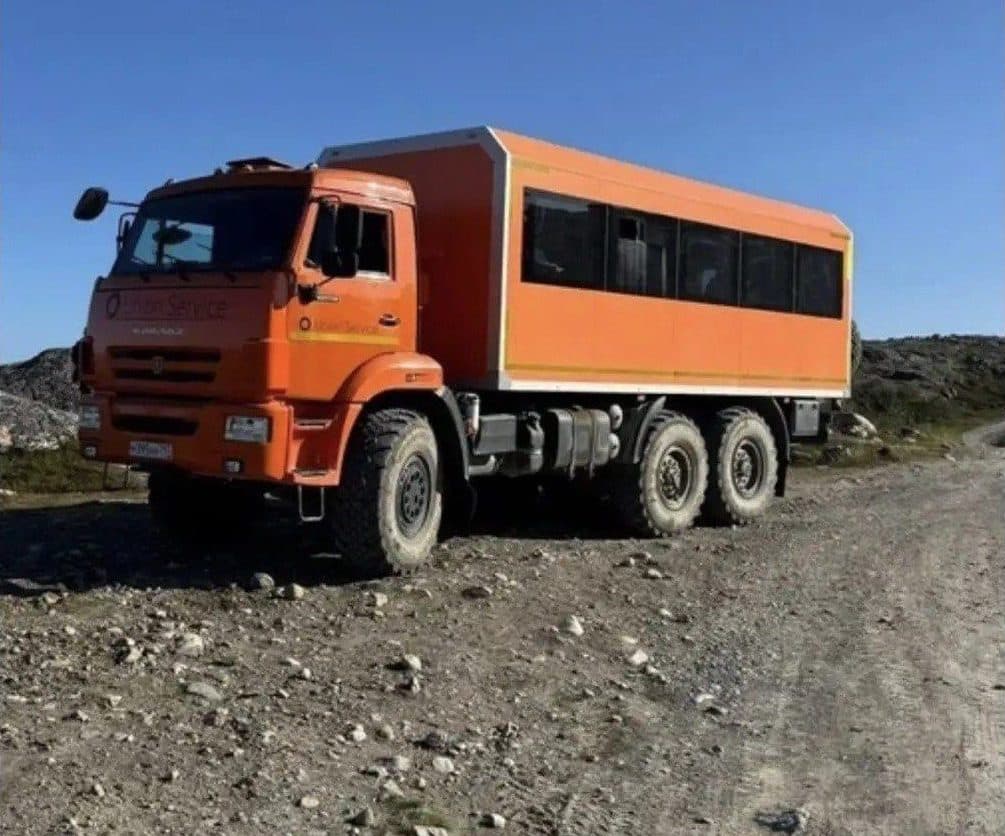 Вахтовый автобус КАМАЗ 6×6 на грунтовой дороге